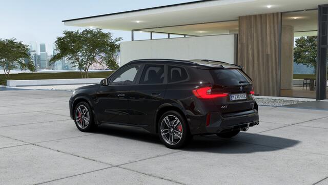 BMW iX1 eDrive20 M Sport / Panoramadak / Trekhaak / Sportstoelen / Achteruitrijcamera / M Adaptief onderstel / Adaptieve LED / Stoelverwarming