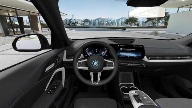 BMW iX1 eDrive20 M Sport / Panoramadak / Trekhaak / Sportstoelen / Achteruitrijcamera / M Adaptief onderstel / Adaptieve LED / Stoelverwarming
