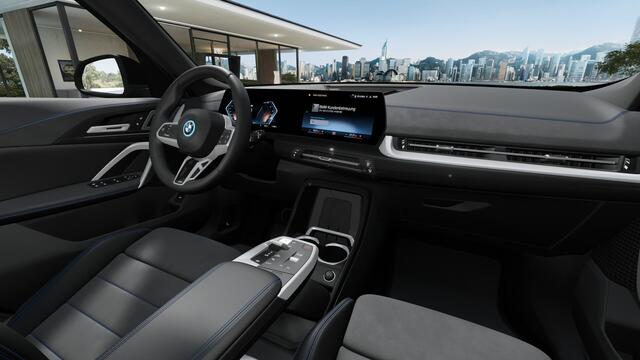 BMW iX1 eDrive20 M Sport / Panoramadak / Trekhaak / Sportstoelen / Achteruitrijcamera / M Adaptief onderstel / Adaptieve LED / Stoelverwarming