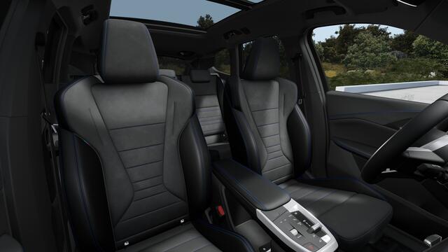 BMW iX1 eDrive20 M Sport / Panoramadak / Trekhaak / Sportstoelen / Achteruitrijcamera / M Adaptief onderstel / Adaptieve LED / Stoelverwarming