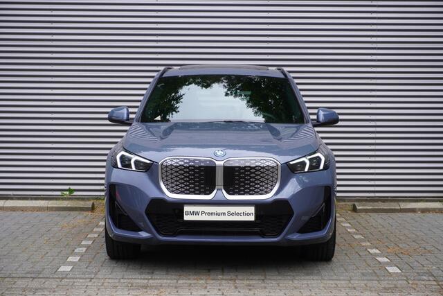 BMW iX1 eDrive20 67 | M Sportpakket | Comfort Pack | 20 inch Multispaak | Trekhaak met elektrisch wegklapbare kogel | Glazen panoramadak | Harman-Kardon sound system