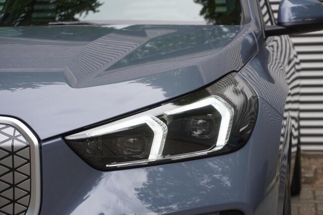 BMW iX1 eDrive20 67 | M Sportpakket | Comfort Pack | 20 inch Multispaak | Trekhaak met elektrisch wegklapbare kogel | Glazen panoramadak | Harman-Kardon sound system