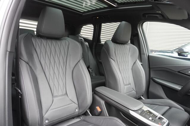 BMW iX1 eDrive20 67 | M Sportpakket | Comfort Pack | 20 inch Multispaak | Trekhaak met elektrisch wegklapbare kogel | Glazen panoramadak | Harman-Kardon sound system