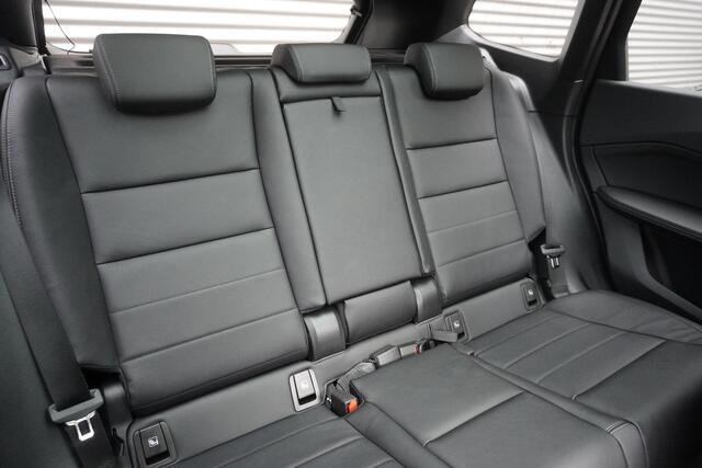 BMW iX1 eDrive20 67 | M Sportpakket | Comfort Pack | 20 inch Multispaak | Trekhaak met elektrisch wegklapbare kogel | Glazen panoramadak | Harman-Kardon sound system