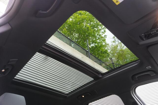 BMW iX1 eDrive20 67 | M Sportpakket | Comfort Pack | 20 inch Multispaak | Trekhaak met elektrisch wegklapbare kogel | Glazen panoramadak | Harman-Kardon sound system