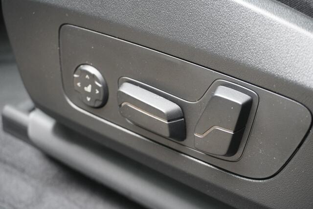 BMW iX1 eDrive20 67 | M Sportpakket | Comfort Pack | 20 inch Multispaak | Trekhaak met elektrisch wegklapbare kogel | Glazen panoramadak | Harman-Kardon sound system