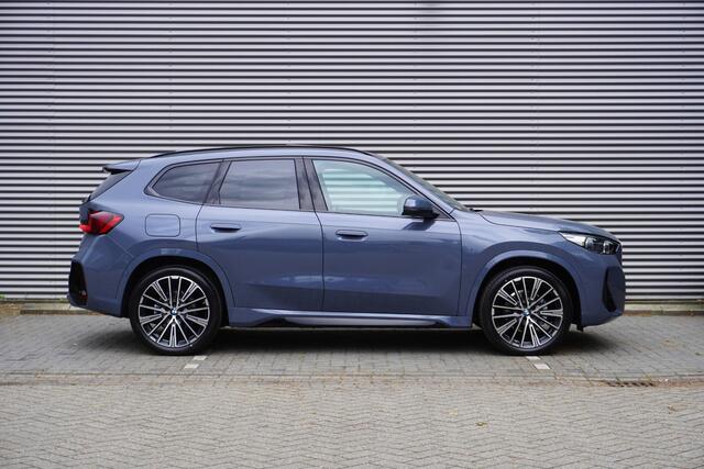 BMW iX1 eDrive20 67 | M Sportpakket | Comfort Pack | 20 inch Multispaak | Trekhaak met elektrisch wegklapbare kogel | Glazen panoramadak | Harman-Kardon sound system