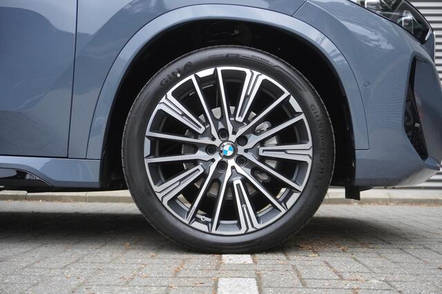 BMW iX1 eDrive20 67 | M Sportpakket | Comfort Pack | 20 inch Multispaak | Trekhaak met elektrisch wegklapbare kogel | Glazen panoramadak | Harman-Kardon sound system