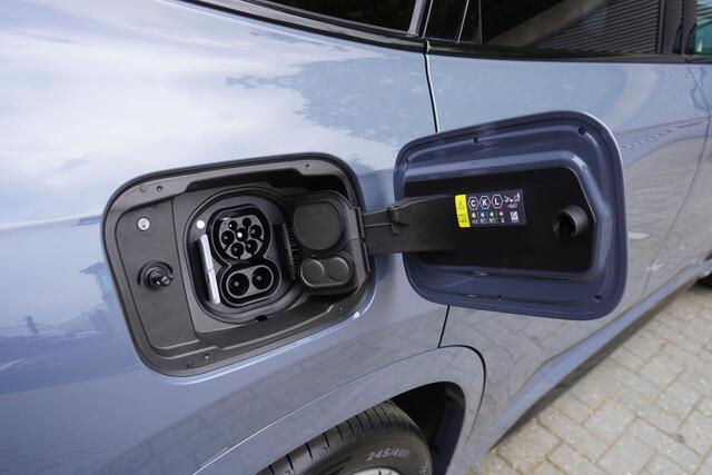 BMW iX1 eDrive20 67 | M Sportpakket | Comfort Pack | 20 inch Multispaak | Trekhaak met elektrisch wegklapbare kogel | Glazen panoramadak | Harman-Kardon sound system