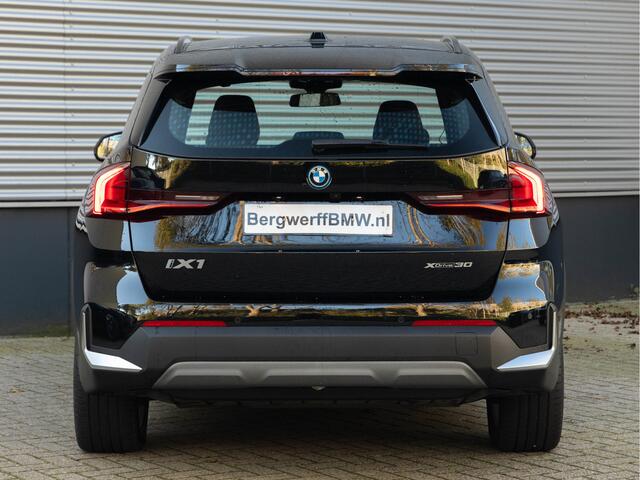 BMW iX1 xDrive30 - Trekhaak - Driving + Parking Ass - Stoelverwarming - Adaptief onderstel