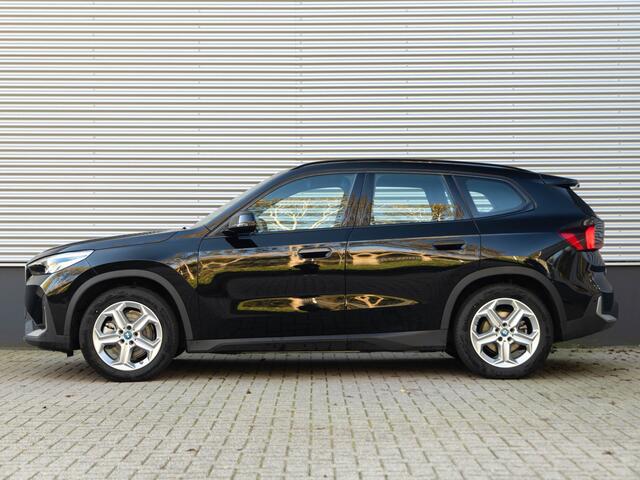 BMW iX1 xDrive30 - Trekhaak - Driving + Parking Ass - Stoelverwarming - Adaptief onderstel