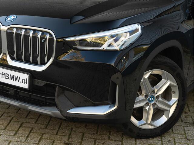 BMW iX1 xDrive30 - Trekhaak - Driving + Parking Ass - Stoelverwarming - Adaptief onderstel