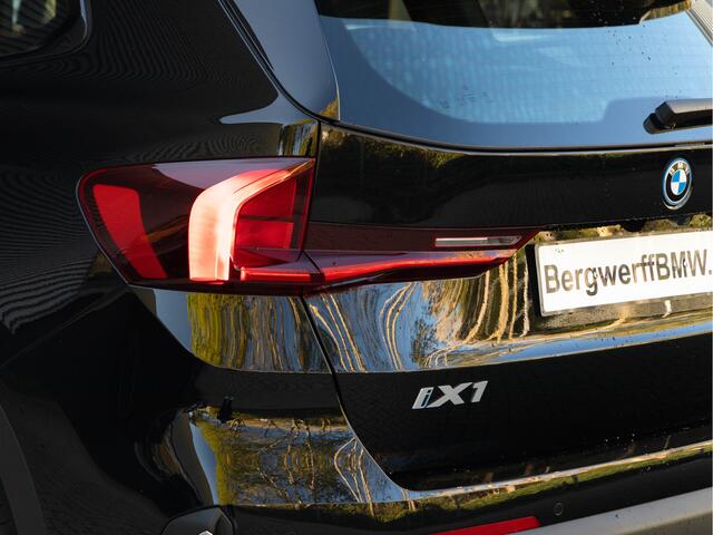 BMW iX1 xDrive30 - Trekhaak - Driving + Parking Ass - Stoelverwarming - Adaptief onderstel