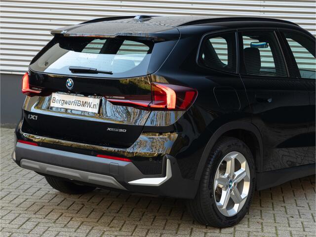 BMW iX1 xDrive30 - Trekhaak - Driving + Parking Ass - Stoelverwarming - Adaptief onderstel