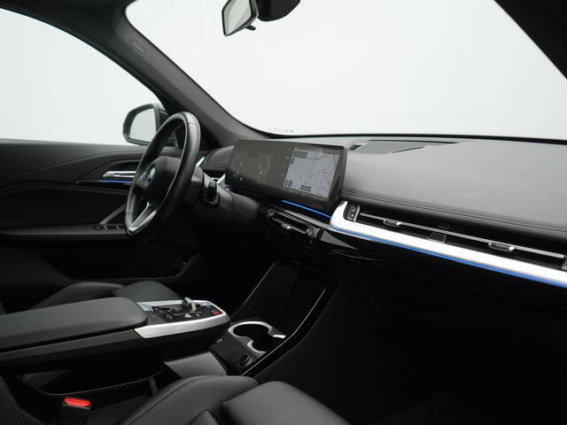 BMW iX1 xDrive30 xLine 67 kWh 306pk Dealer O.H. | Trekhaak Af Fabriek | Camera | Adaptief Onderstel | Lederen Sportstoelen Memory & Verwarmd | Sfeerverlichting | Apple Carplay | Blis | Navigatie | DAB | Virtual | Cruise Control |