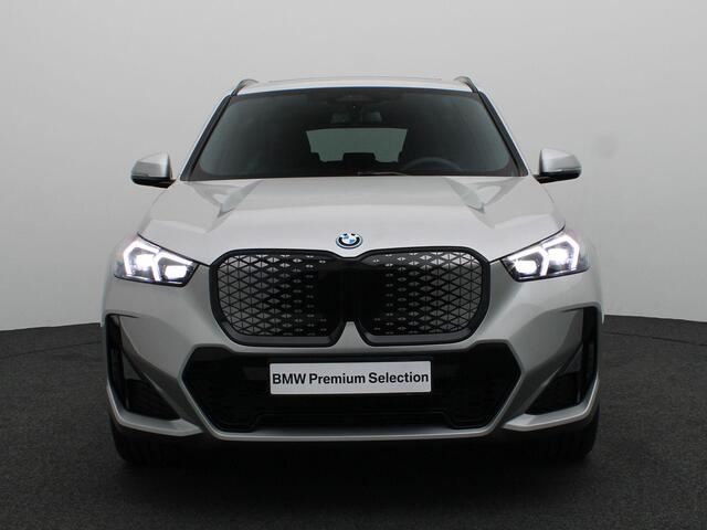 BMW iX1 eDrive20 M Sport Edition | Premium Pack | Comfort Pack | Travel Pack | Panoramadak | Elektrisch Verstelbare Sportstoelen | Harman Kardon | 20''
