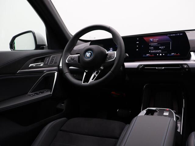 BMW iX1 eDrive20 M Sport Edition | Premium Pack | Comfort Pack | Travel Pack | Panoramadak | Elektrisch Verstelbare Sportstoelen | Harman Kardon | 20''