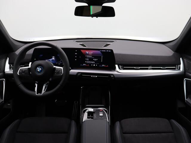 BMW iX1 eDrive20 M Sport Edition | Premium Pack | Comfort Pack | Travel Pack | Panoramadak | Elektrisch Verstelbare Sportstoelen | Harman Kardon | 20''