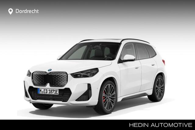 BMW iX1 eDrive20 67 kWh | M Sportpakket + Pro + Editie | Premium Pack | Harman Kardon | Elektrische trekhaak | Verwarmd stuurwiel|