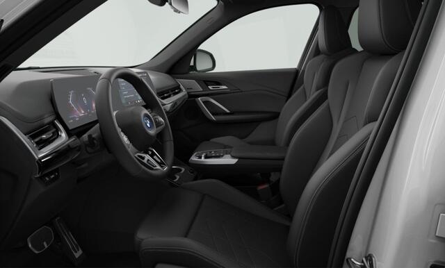 BMW iX1 eDrive20 67 kWh | M Sportpakket + Pro + Editie | Premium Pack | Harman Kardon | Elektrische trekhaak | Verwarmd stuurwiel|