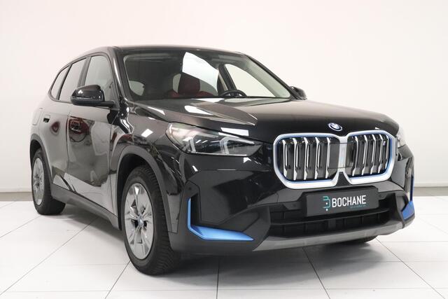 BMW iX1 xDrive30 Launch Edition 67 kWh | PANO | Camera | SoH 94,4 % | Sportstoelen | Matrix LED |