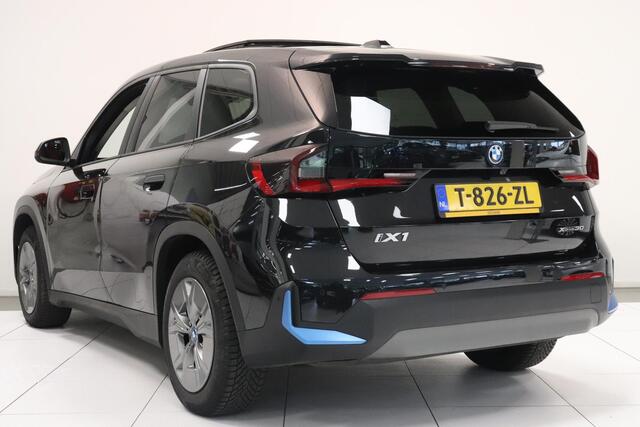 BMW iX1 xDrive30 Launch Edition 67 kWh | PANO | Camera | SoH 94,4 % | Sportstoelen | Matrix LED |