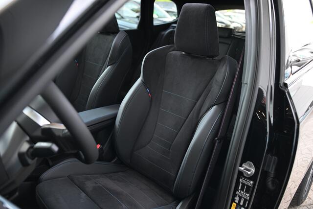 BMW iX1 eDrive20 M Sport / Trekhaak / Panoramadak / Sportstoelen / Comfort Access / Achteruitrijcamera / Harman-Kardon / Stoelverwarming