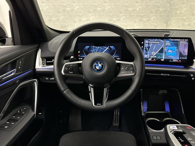BMW iX1 30 313pk X-Drive M-Sport Performance | Adaptief Led | Sportstoelen | Keyless | Adaptieve Cruise en Struurwielverw. voorbereid | Antraciet Hemel | Carplay | Sfeerverlichting | 1200kg Trekgewicht | Camera | Bovag Garantie.