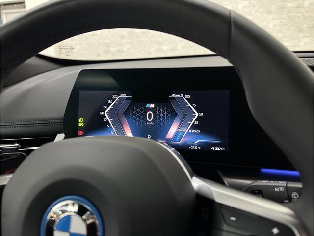 BMW iX1 30 313pk X-Drive M-Sport Performance | Adaptief Led | Sportstoelen | Keyless | Adaptieve Cruise en Struurwielverw. voorbereid | Antraciet Hemel | Carplay | Sfeerverlichting | 1200kg Trekgewicht | Camera | Bovag Garantie.