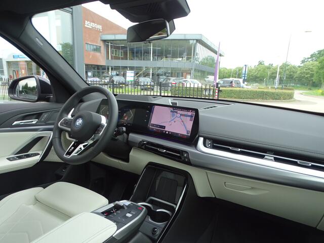 BMW iX1 eDrive20 M-Sport pakket Innovation Pack Travel Pack Head-up Pano-Dak Park-Plus 18'LM Velgen