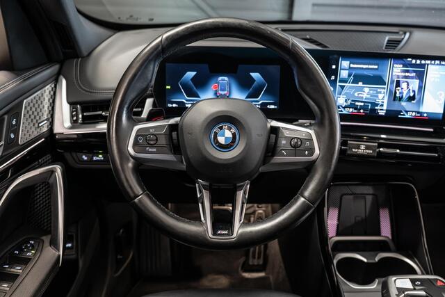 BMW iX1 xDrive30 Launch Edition 67 kWh M Sport | Pano | H&K