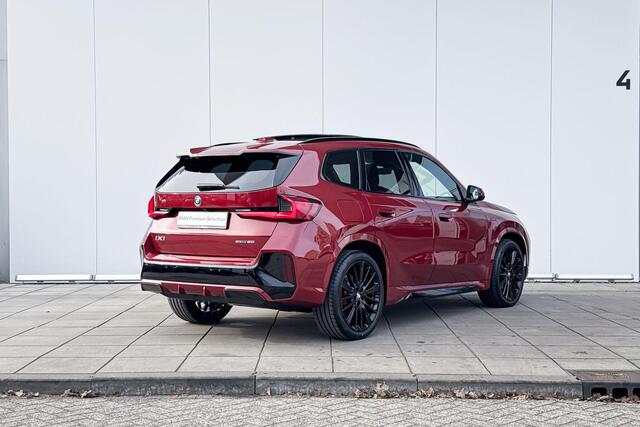 BMW iX1 eDrive20 M-Sport Edition 20 inch / Glazen dak / Comfort Acces / Harman Kardon / Head Up Display / 360 graden camera