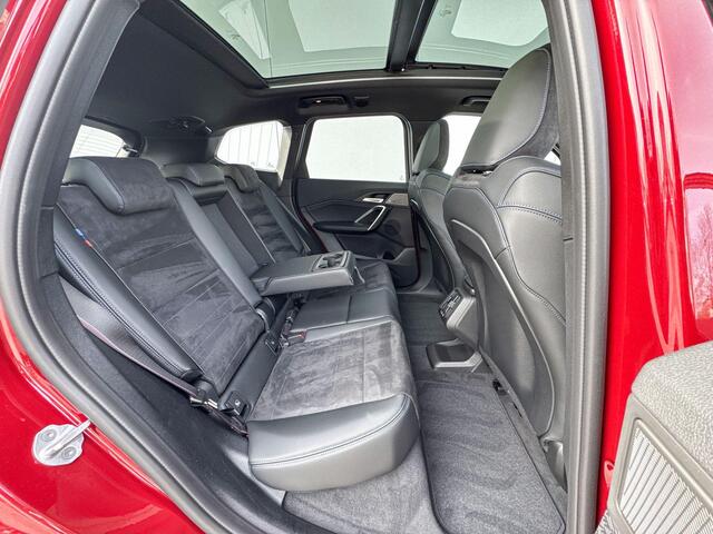 BMW iX1 eDrive20 M-Sport Edition 20 inch / Glazen dak / Comfort Acces / Harman Kardon / Head Up Display / 360 graden camera