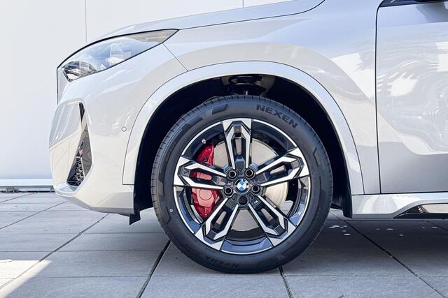 BMW iX1 eDrive20 M Sport Edition M-Sport Pro / 19 inch / 360 graden Camera / Trekhaak / Getinte Ramen / Head Up Display