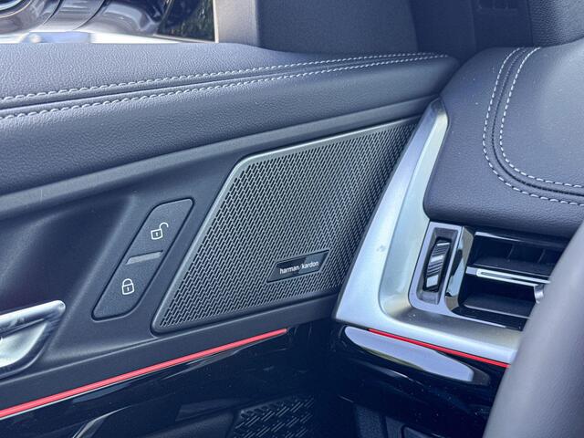 BMW iX1 eDrive20 M Sport Edition M-Sport Pro / 19 inch / 360 graden Camera / Trekhaak / Getinte Ramen / Head Up Display