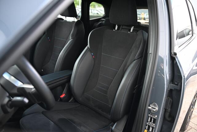 BMW iX1 eDrive20 M Sport / Sportstoelen / Achteruitrijcamera / Stoelverwarming / Getint glas / PDC / 20" LMV