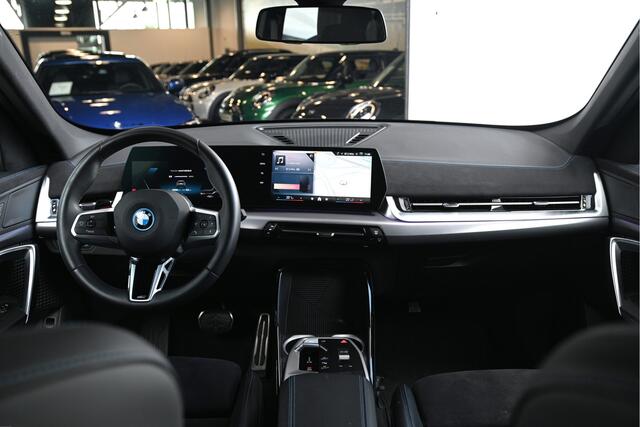 BMW iX1 eDrive20 M Sport / Sportstoelen / Achteruitrijcamera / Stoelverwarming / Getint glas / PDC / 20" LMV