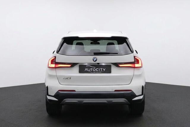 BMW iX1 20 eDrive xLine l Premium Pakket l Stoelverwarming l Leder