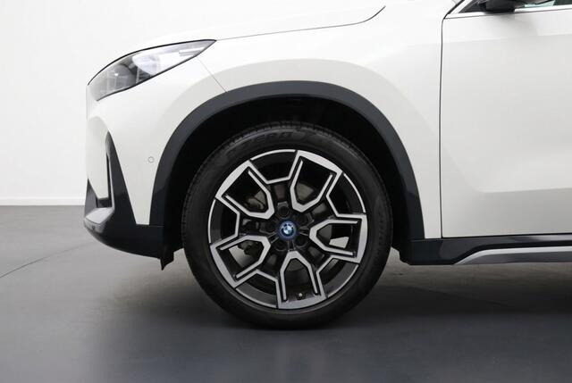 BMW iX1 20 eDrive xLine l Premium Pakket l Stoelverwarming l Leder