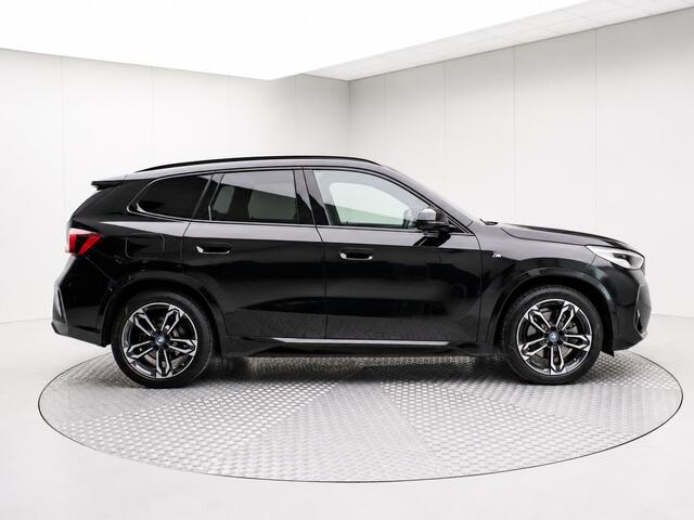 BMW iX1 xDrive30 Launch Ed. | M & Premium Pack | M Styling SportStoelen | 67 kWh | Panoramadak | 313 pk | AWD | Camera + PDC | Keyless | 19 Inch | Navi Full Map