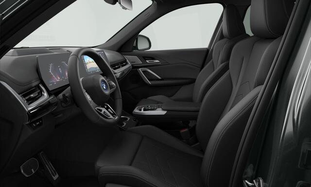 BMW iX1 eDrive20 M-Sport Pro | Panorama | 20" | Harman Kardon | Trekhaak | Driving Assistant Plus