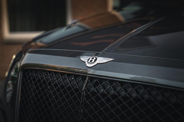 Bentley Bentayga 4.0 V8 Pano, nightvision, softclose, touring pack, premium seats