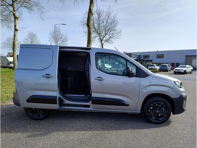 Citroen BERLINGO L1 1.5 BlueHDi 130pk EAT8 AUTOMAAT | Houten afwerking laadruimte | Multimedia | Apple Carplay | Android Auto | NAVI | Achteruitrijcamera | Parkeersensoren achter | Bestuurdersstoel comfort | Keyless Entry | Climate control | 16 inch zwarte velgen | Trekha