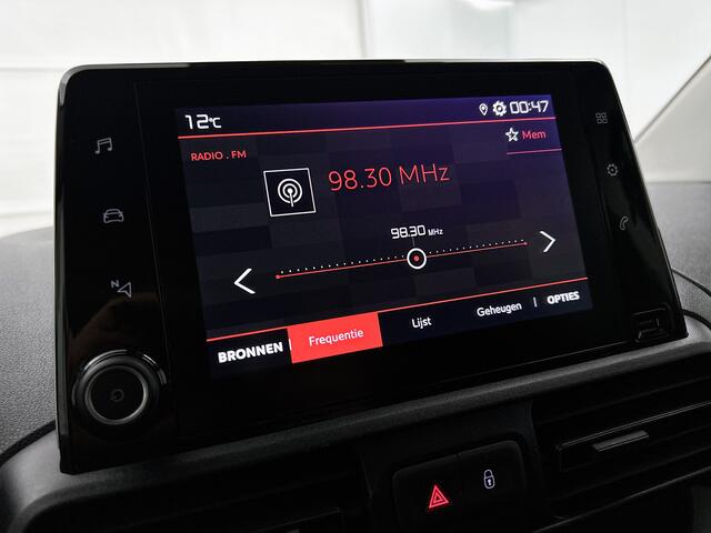 Citroen BERLINGO XL 1.2 PureTech Shine 7p. Direct leverbaar! Rolstoelauto met elektronisch uitdraaibare passagiersstoel