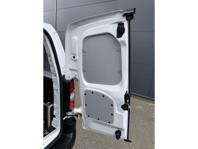 Citroen BERLINGO ë-Berlingo 136 L2 50 kWh (Camera - Parkeersensoren V+A - Laadruimte betimmering - Navigatie - Apple Carplay - Digitale binnenspiegel - 3-zits)