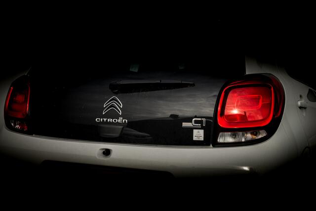 Citroen C1 1.0 73 Pk VTi Origine | NED Auto | 1 Eigenaar | 40 DKM | Uniek Twotone kleurstelling. | Camera | 15 Inch Lmv Zwart | Led | Apple/Android | Airco | Extra getint glas achter |