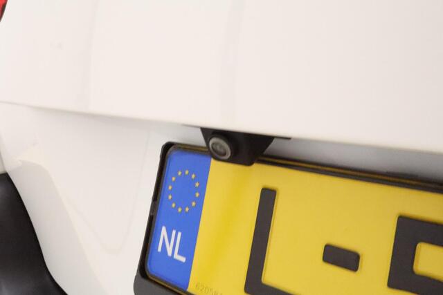 Citroen C3 Aircross 1.2 PureTech S&S Shine 110 PK | Navigatie | Trekhaak | Camera | Parkeersensoren voor en achter | Hoge instap | Lichtmetalen velgen | Dakrails | Extra getint glas