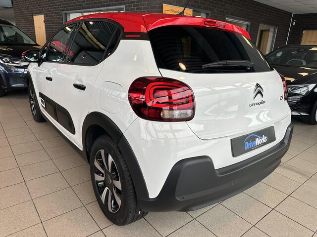 Citroen C3 1.2 PureTech SHINE | Automaat | Carplay | PDC | Weinig kilometers Interesse, Proefrit? Bel of app met: 06-24 28 28 42