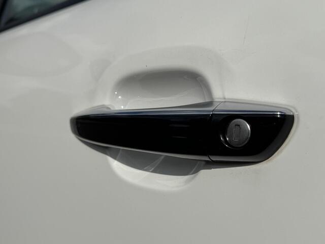 Citroen C3 Shine 1.2 PureTech 82PK Navigatie, Achteruitrijcamera, Keyless, Stoelverwarming, Parkeersensoren