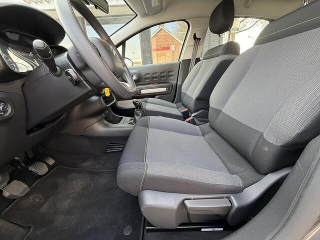 Citroen C3 Benzine 5-Deurs * Hele Mooie * * Climate & Cruise Control * Navigatie & Spotify via Apple Carplay / Android Auto * Vingerhoets; Vierde Generatie Eersteklas Service. Al meer dan 100 jaar een begrip in de Brabantse Kempen.